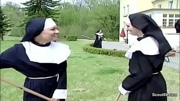 Черный негр жарит бритую письку белоснежной стюардессе в сексуальной униформе